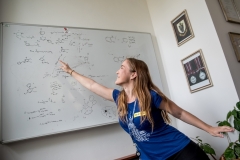 Dobrovolnice v Ústavu organické chemie a biochemie AV ČR, foto: Tomáš Sapovalov