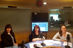 ředitelka festivalu Andrea Šenkyříková (uprostřed) při rozhovoru pro Český Rozhlas