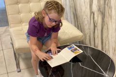 lepení nálepek budov do Festivalového deníku, foto archiv OHP