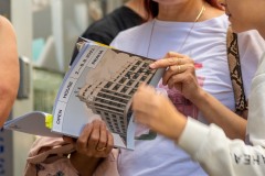 Festivalový průvodce – pomocník pro plánování festivalové trasy s obsáhlými informacemi k zapojeným budovám a programu festivalu, foto: Štefan Letko