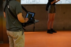 simultánní přepis komentované prohlídky pro neslyšící v Národní technické knihovně, foto: Matúš Gajdoš