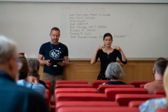 prohlídka pro neslyšící s překladem do znakového jazyka, Ústav organické chemie a biochemie – historická a nová budova, foto: Matúš Gajdoš