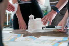 prohlídka pro slabozraké a nevidomé s haptickými půdorysy a 3D modely budovy, Vodní dílo Štvanice, foto: Mariia Reshtovaniuk