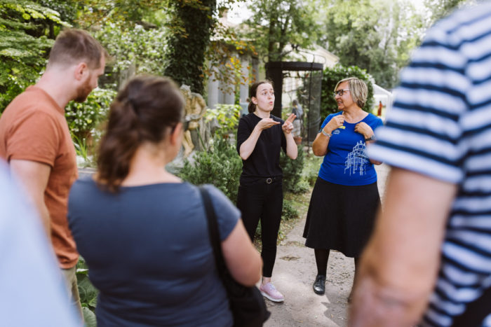 Prohlídka Open House Praha pro neslyšící s překladem do znakového jazyka v Umělecké zahradě, foto: Dušan Vondra
