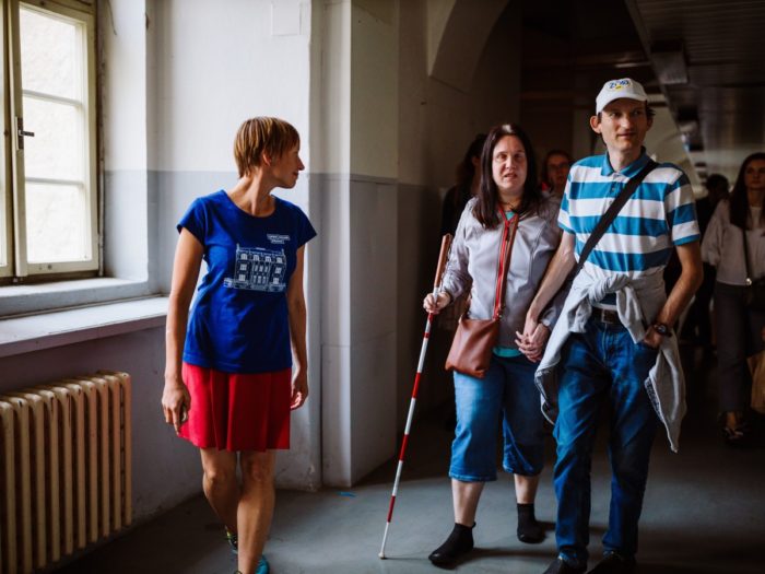 Prohlídka pro nevidomé návštěvníky v Kasárnách Karlín, Open House Praha 2018