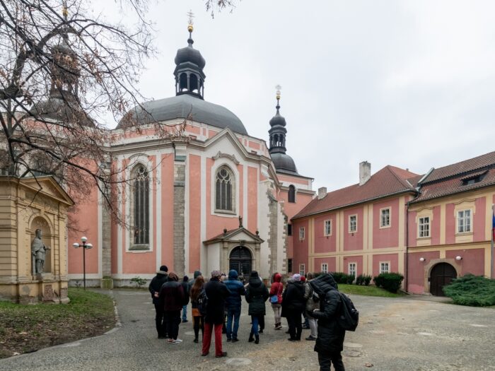 Účastníci procházky po stopách románu Sedmikostelí před jedním z kostelů