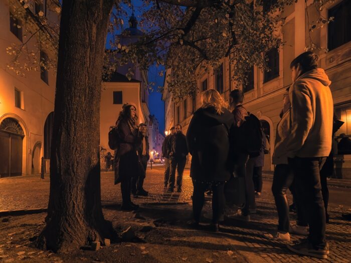 Účastníci komentované procházky po Starém Městě s průvodkyní