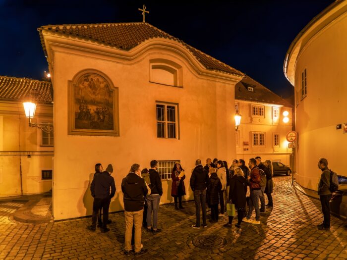 Skupina účastníků komentované procházky po Starém Městě s průvodkyní