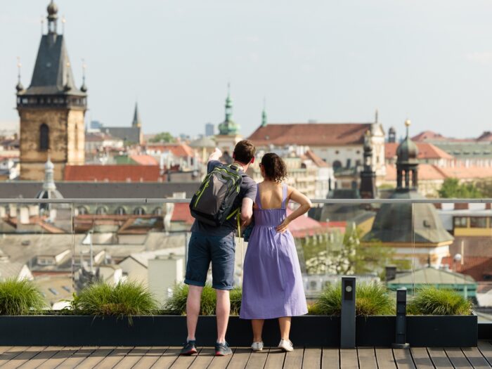 Návštěvníci festivalu Open House Praha se rozhlíží ze střechy budovy Quadrio.