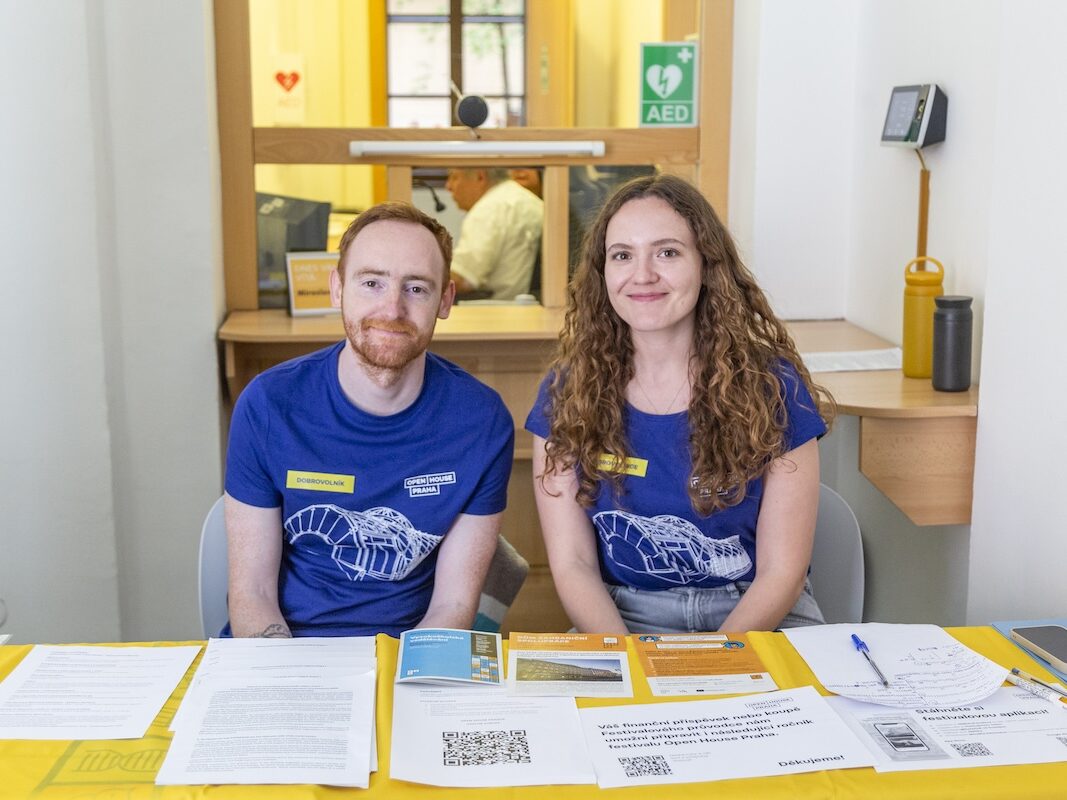 Dobrovolníci v DZS u stolku