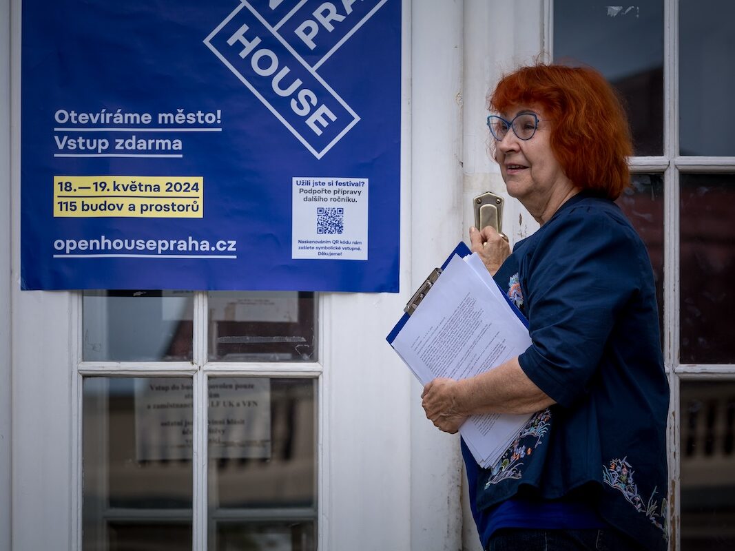 Dobrovolnice u vstupu do Hlavova ústavu