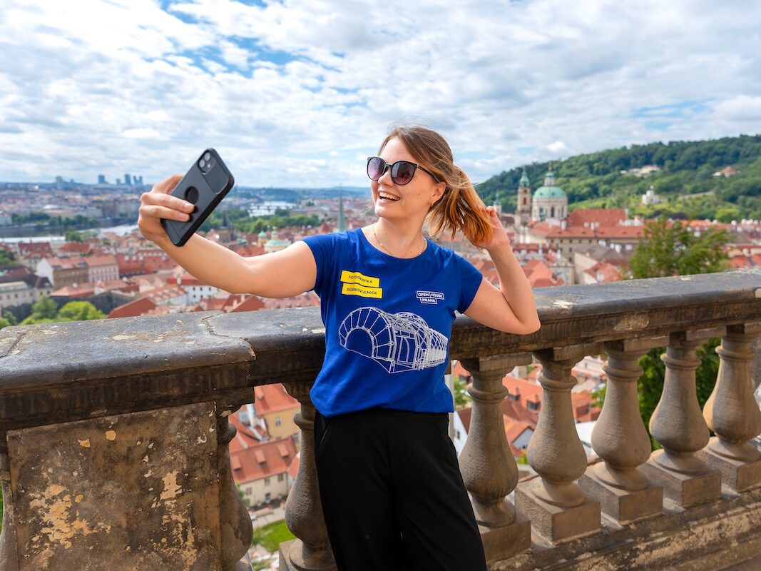 Dobrovolnice na terase Lobkowiczkého paláce si fotí selfie