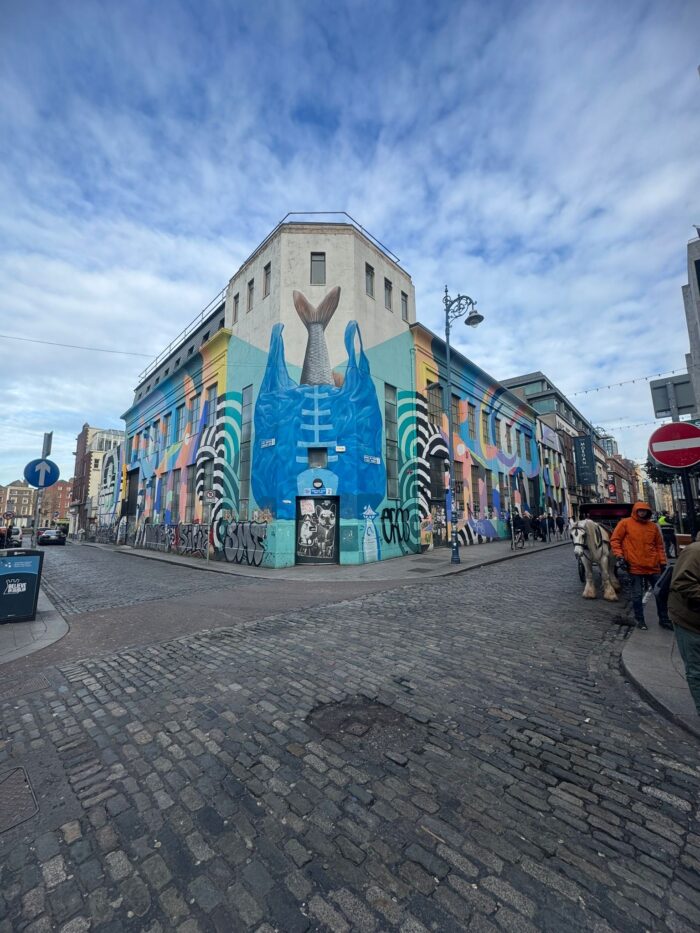 nároží v dublinu s uměleckou kresbou na budově ve tvaru ruby