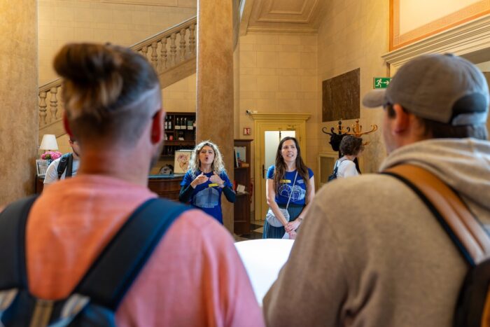 průvodkyně OHP tlumočí pro neslyšící návštěvníky prohlídku ve vile Lanna