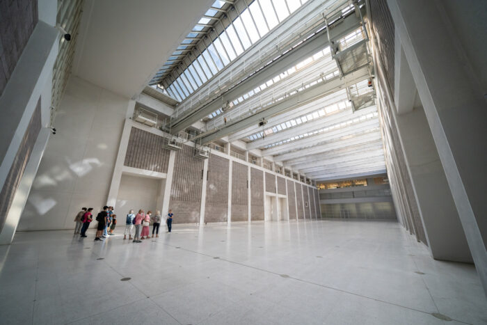 Veletržní palác a skupina na prohlídce