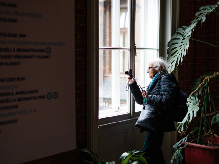 z okna fotící seniorka