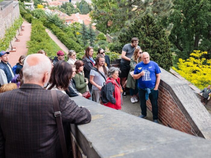 Průvodce Karel Štefl v Hartigovské zahradě, Open House Praha 2025, foto: Dušan Vondra