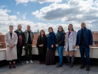 Hlavní organizační tým festivalu a celoročních aktivit Open House Praha 2026. Zleva: Zuzana Nevolová, Matěj Šenkyřík, Michal Šedivý, Andrea Šenkyříková, Klára Veselá, Martina Dvořáková, Michaela Pánková, Jiří Kruliš, foto: Karel Štefl