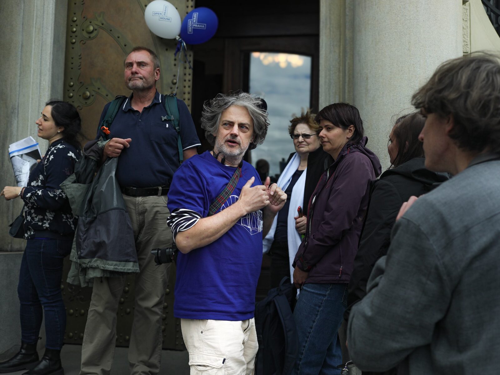 Dobrovolník Daniel před Goethe institutem